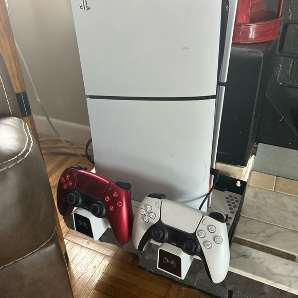 Sony PS5 Slim Disc Gaming Console 2 Controller,Charging  Station CFI-2015 Used - Picture 1 of 7